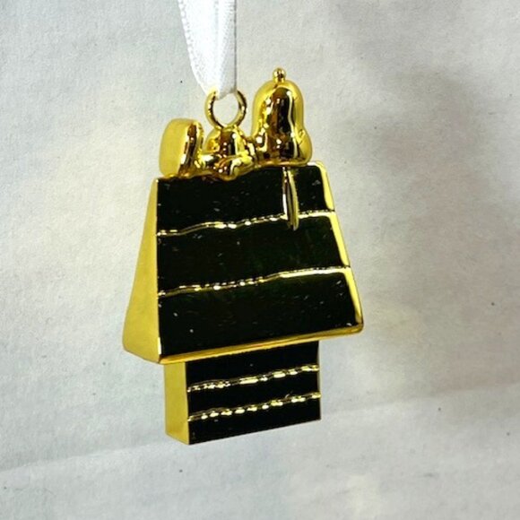 Peanuts Snoopy On Top of Doghouse Gold Christmas Tree Ornament 1.5"x2.5" NEW - Picture 7 of 9